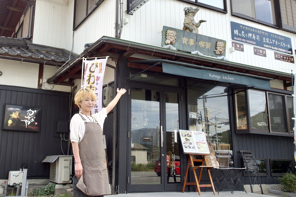 入り口のワニのオブジェ